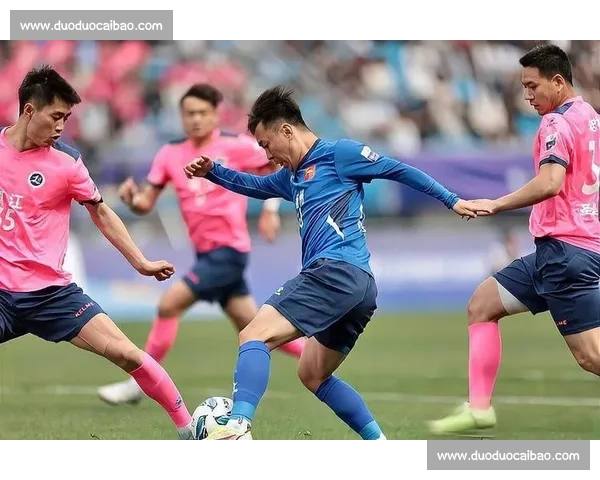 《记录足球赛场的激情与回忆:每场比赛背后的故事与感动》